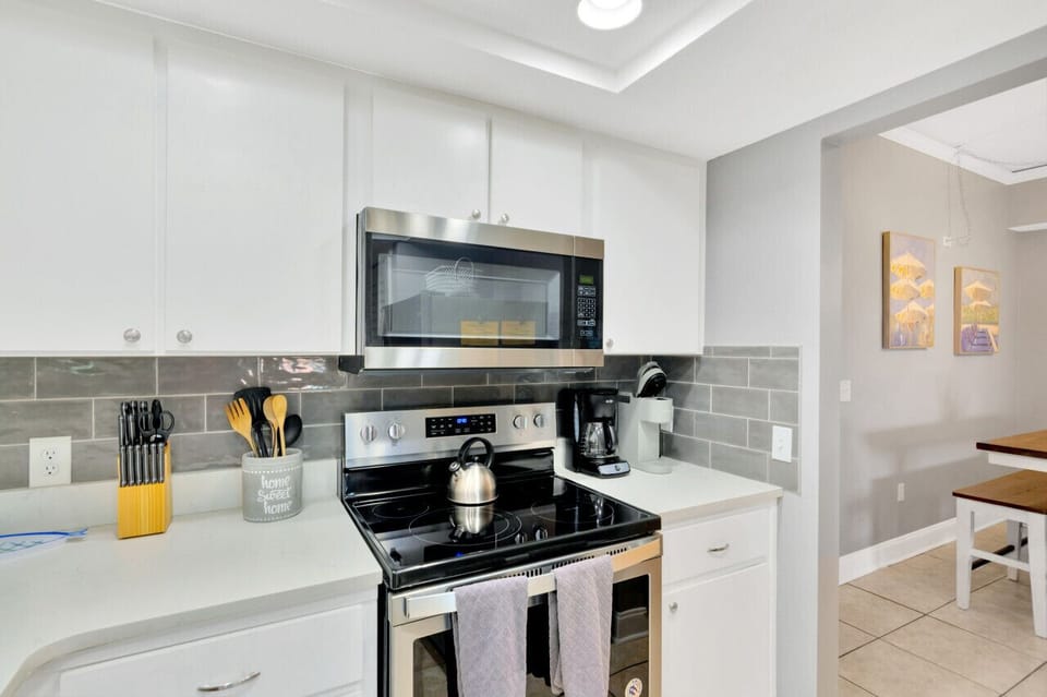 Well-equipped kitchen, high-quality stainless steel appliances.