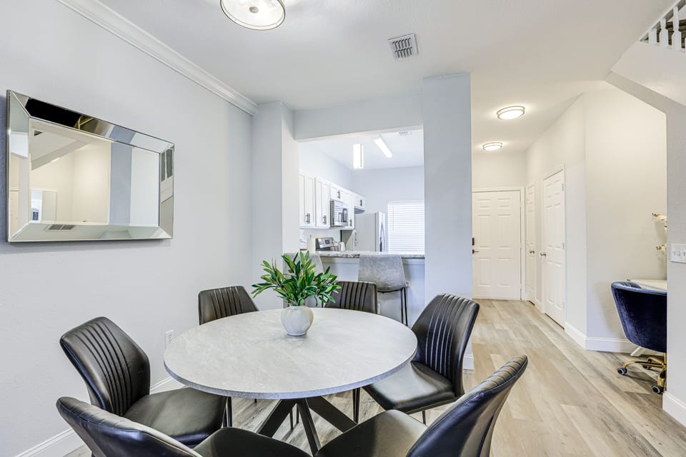 Dining Area | Flat-Screen TVs | Board Games | Central Air Conditioning