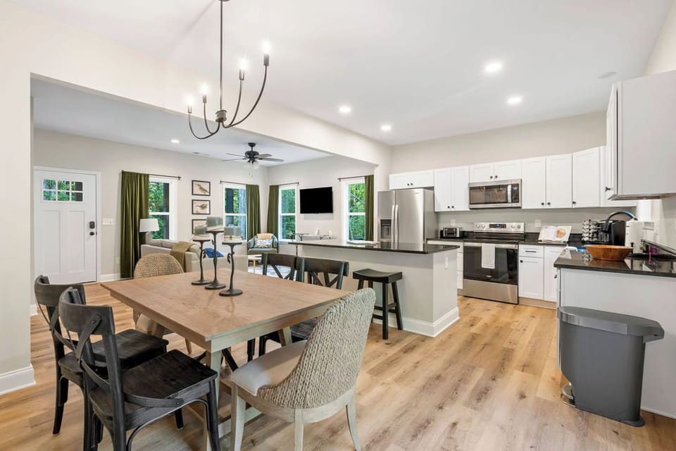 "The place was very nice, super clean, & had everything I needed."-Jayde Aug2025