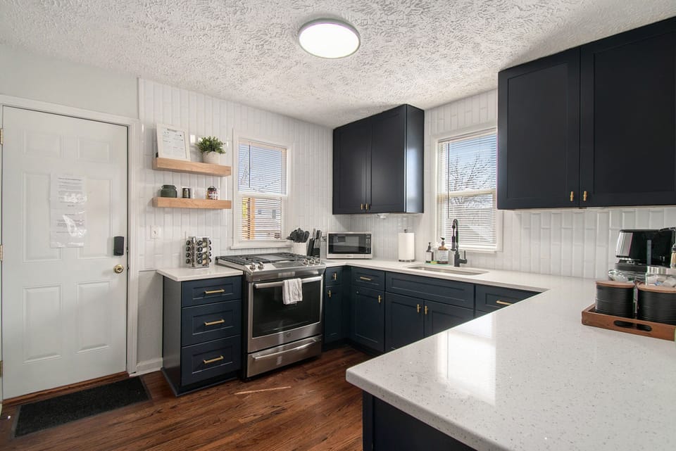 Unit 2: Well equipped kitchen -crockpot, air fryer, rice cooker, kettle, blender