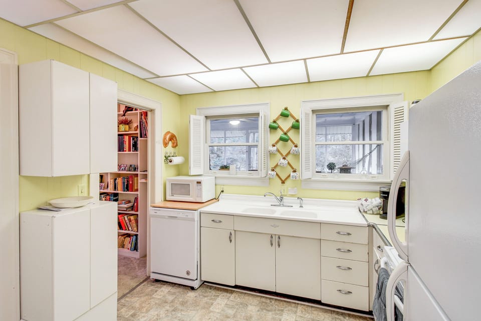 Kitchen | Stove/Oven | Keurig & Drip Coffee Makers | Toaster Oven