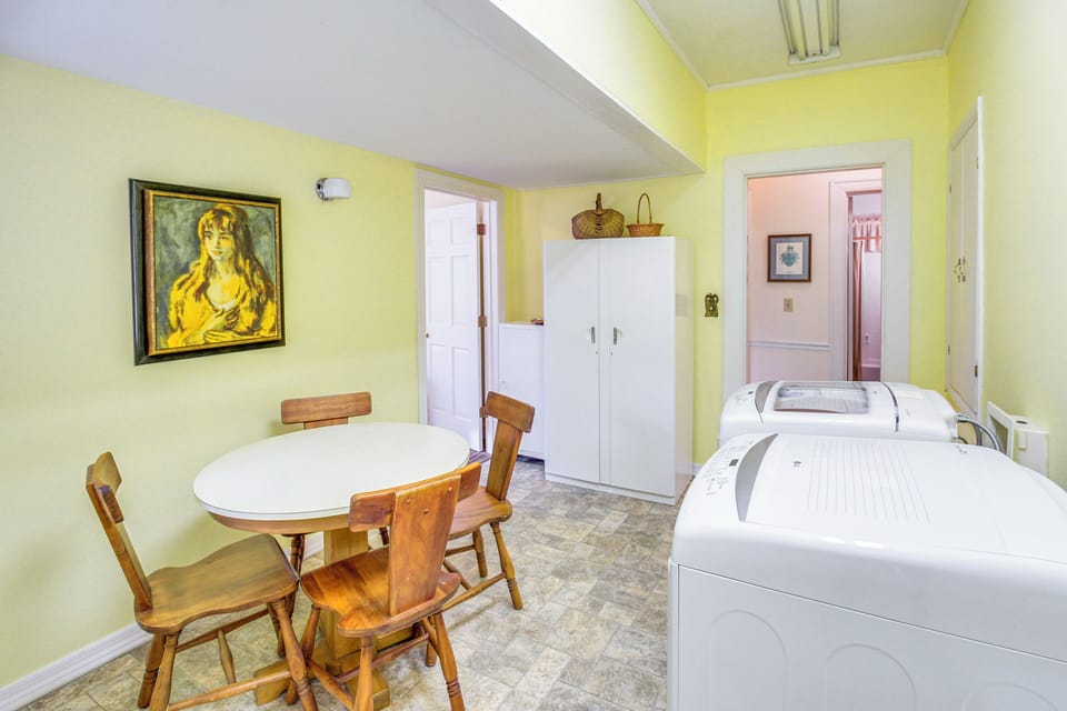 Dining Area | Dishware/Flatware Provided | Washer/Dryer