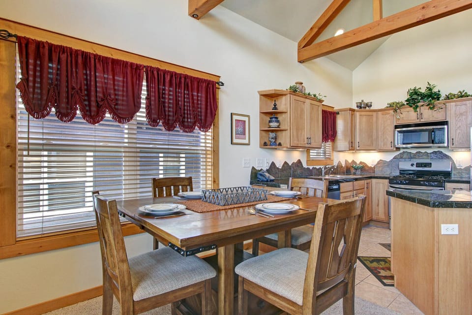 Dining area with seating for 4
