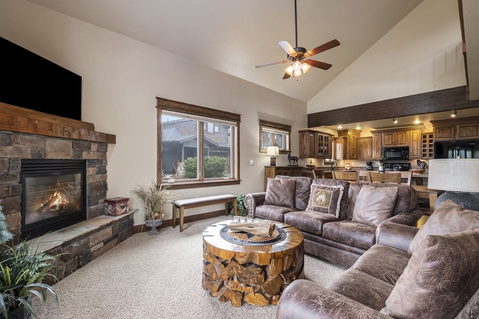 Twin Pines Estes Park, Living room features a ceiling fan.