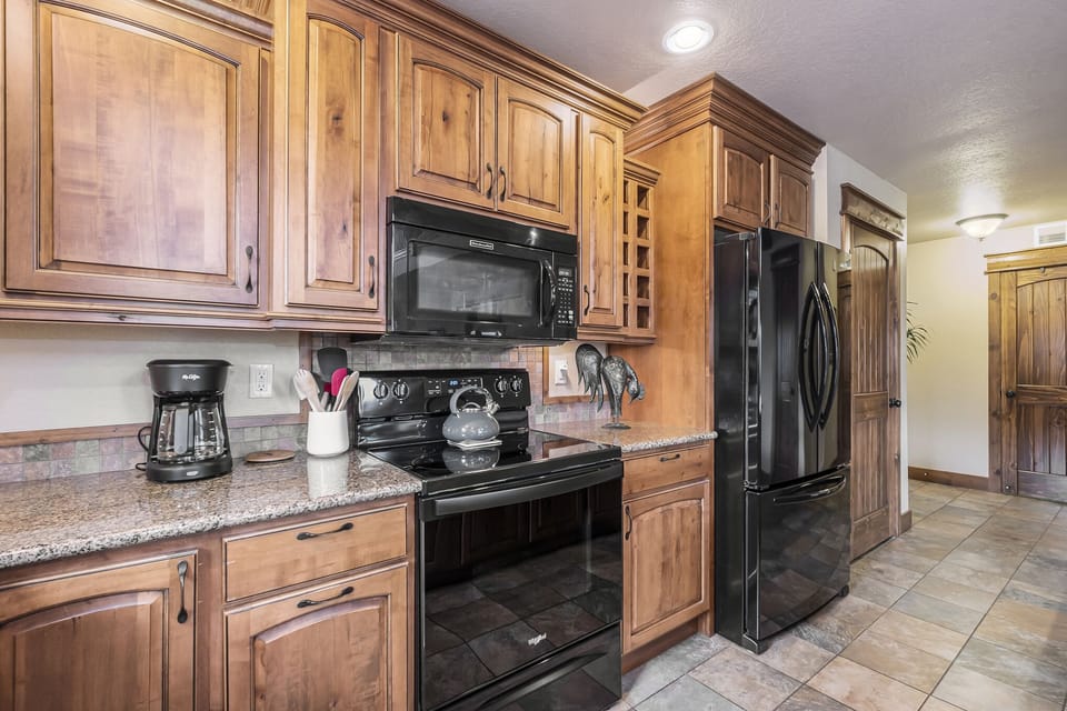 Twin Pines Estes Park, Beautiful kitchen with full size appliances.