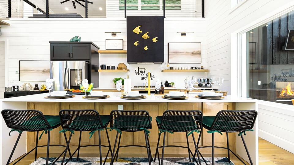 Additional seating for 5 in the kitchen bar