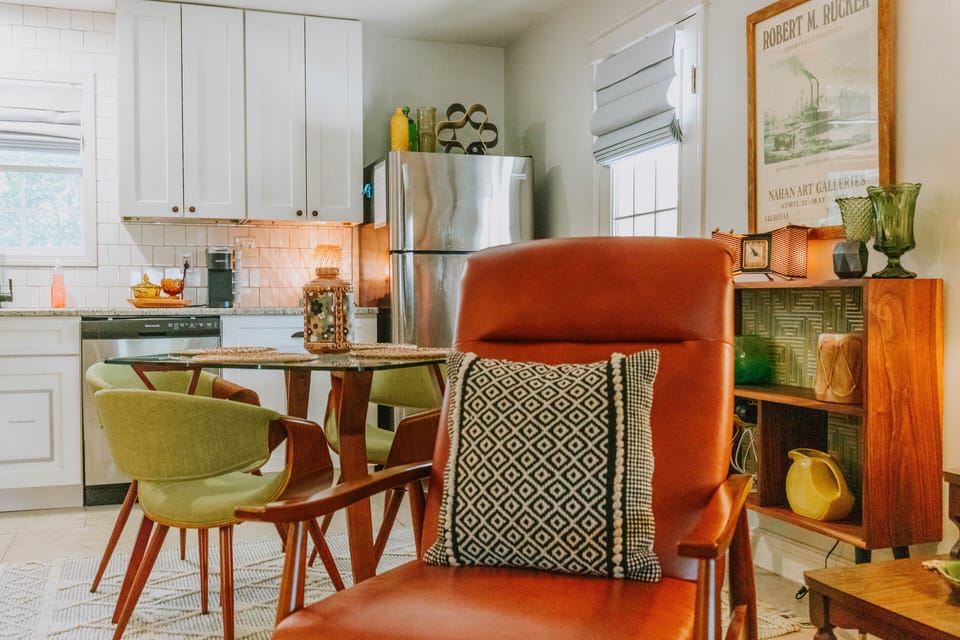 Seating & dining area 