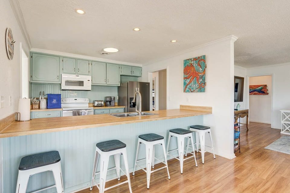 Top-Level Kitchen with Bar (seats 5)