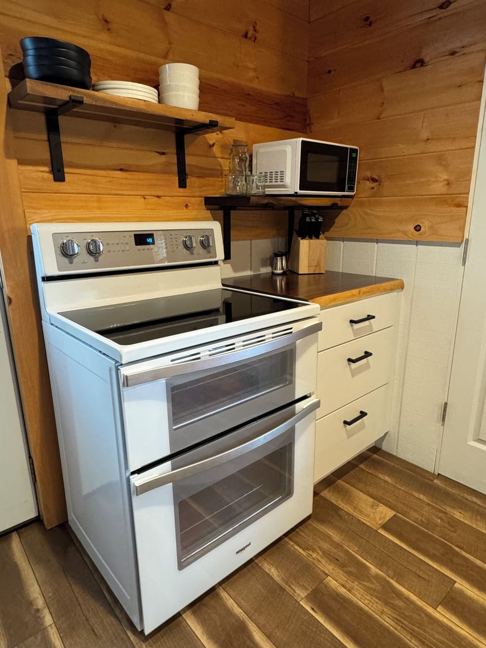 Double oven, microwave for staying in. Cookware, dishes & utensils provided.