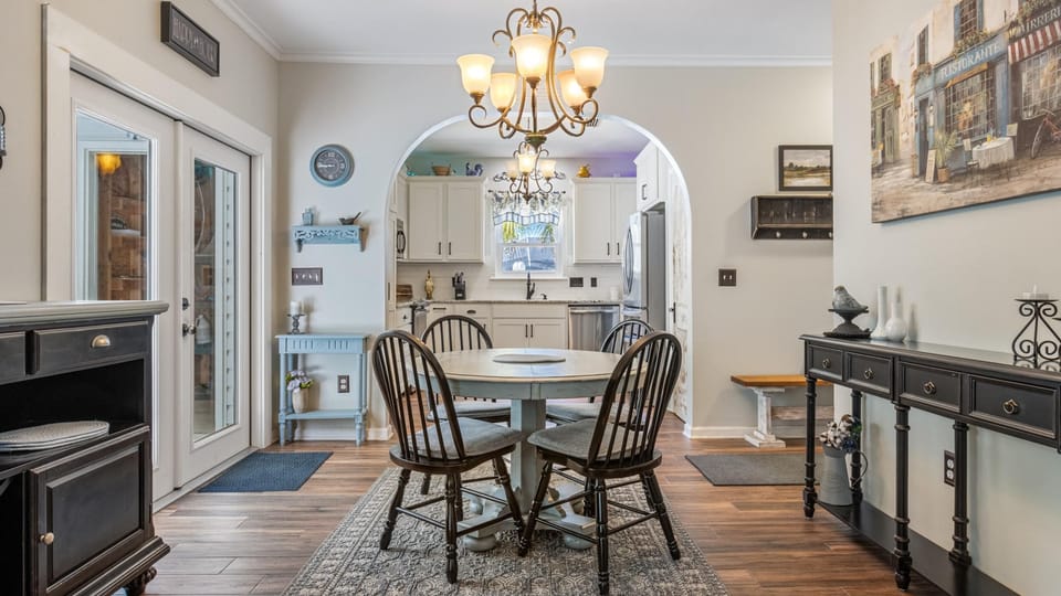 Dining Area - Seating for 4