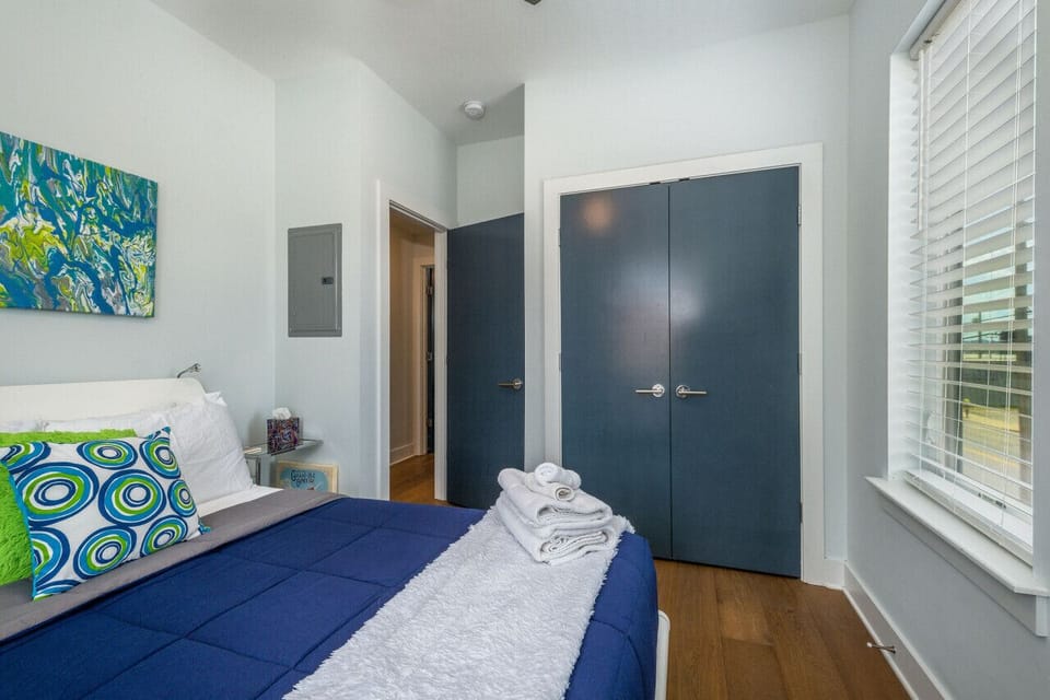 Guest Bedroom w/ Queen Bed & Smart TV
