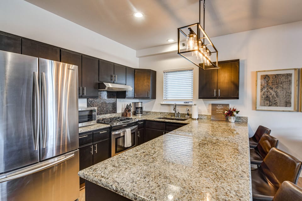 Kitchen | Single-Story Unit | 2nd-Floor Condo