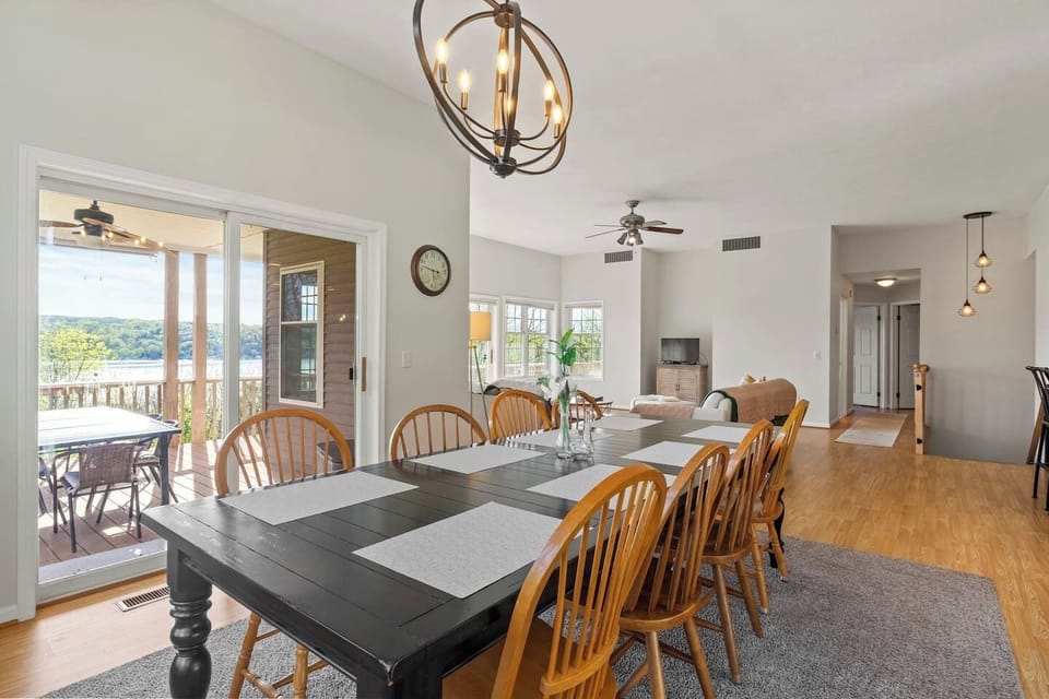 Savor meals in this delightful dining area with lake views, directly connected to a sunny outdoor deck. Ideal for both family dinners and entertaining guests. 