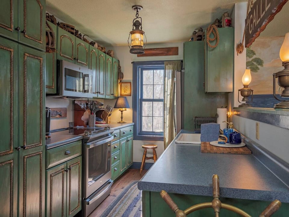 The sweet galley kitchen is perfect for those who would like to do some cooking during your stay. 