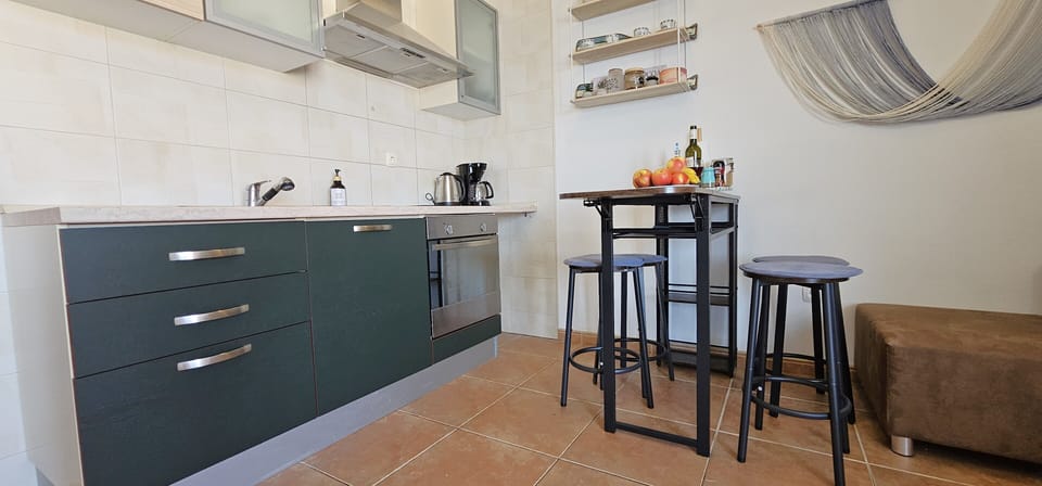 Full kitchen