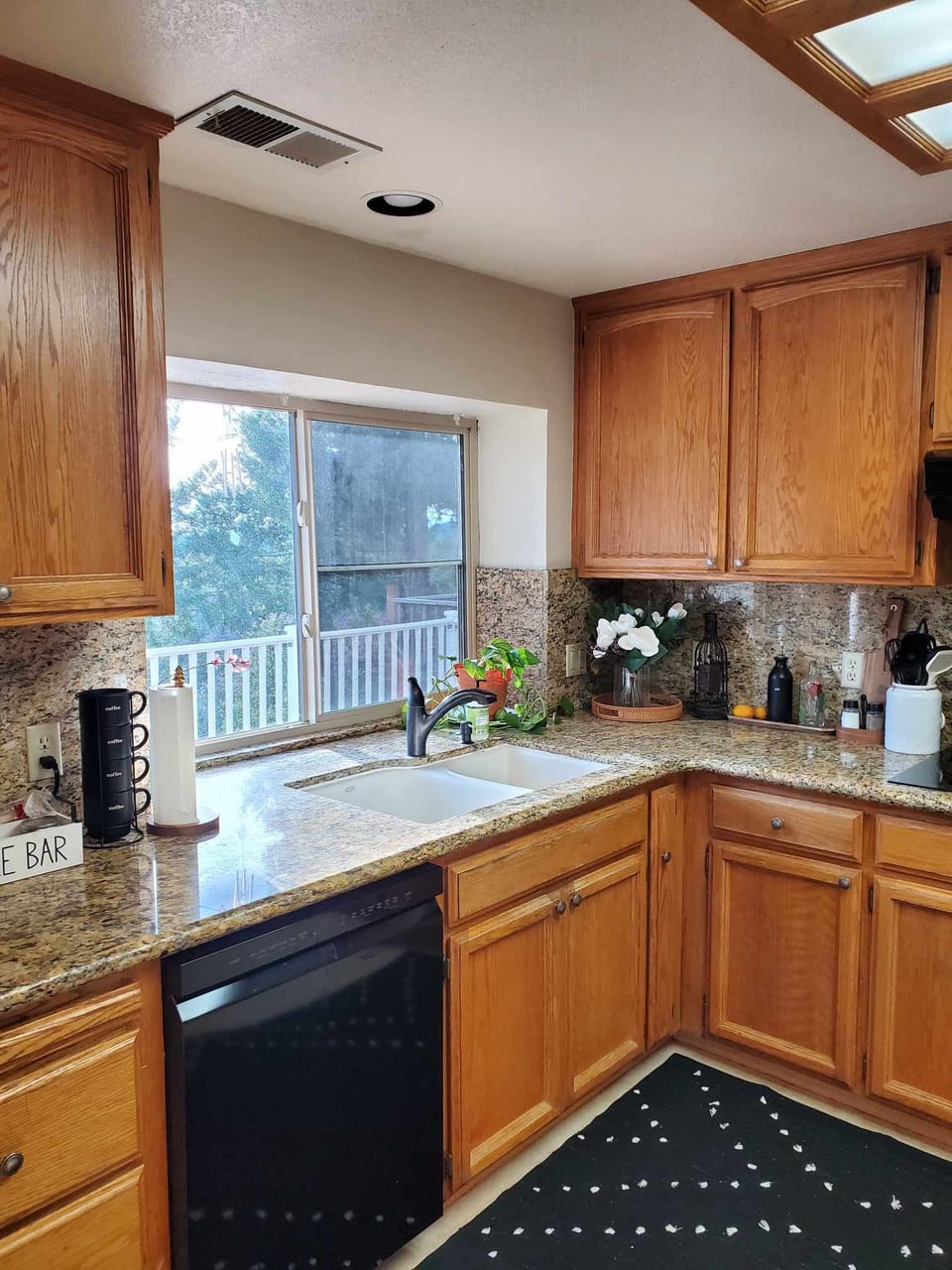 Double sink, electric cooktop.