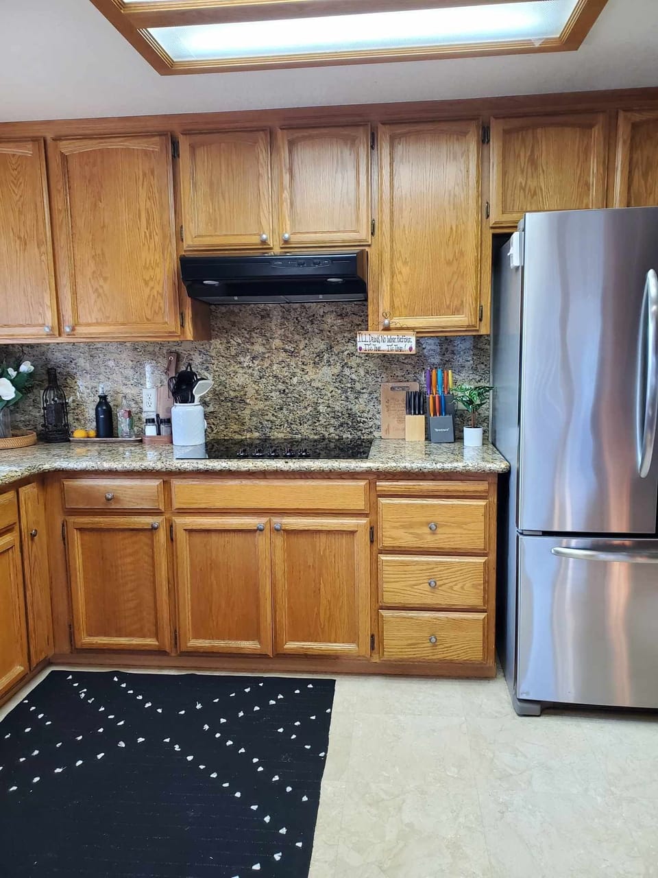 Full kitchen, stainless double refrigerator, ice maker, electric stovetop