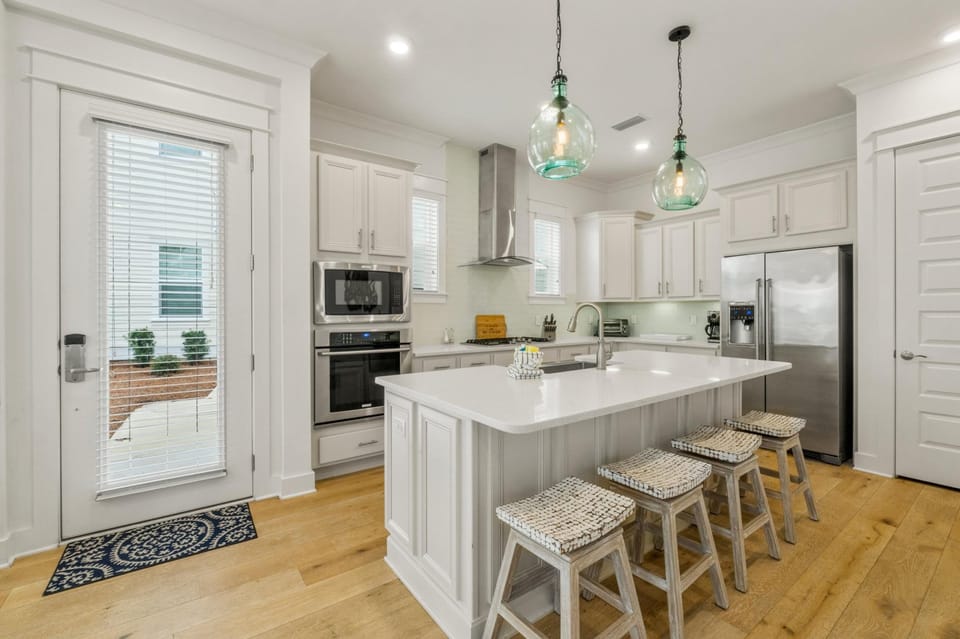 Kitchen with Breakfast Bar