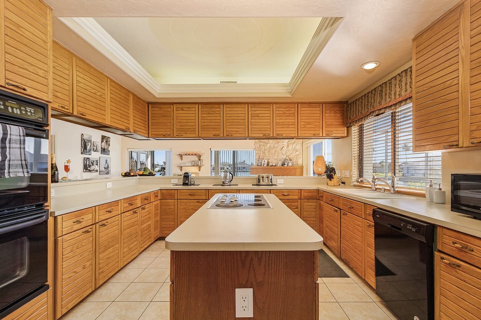 KITCHEN WITH ISLAND
