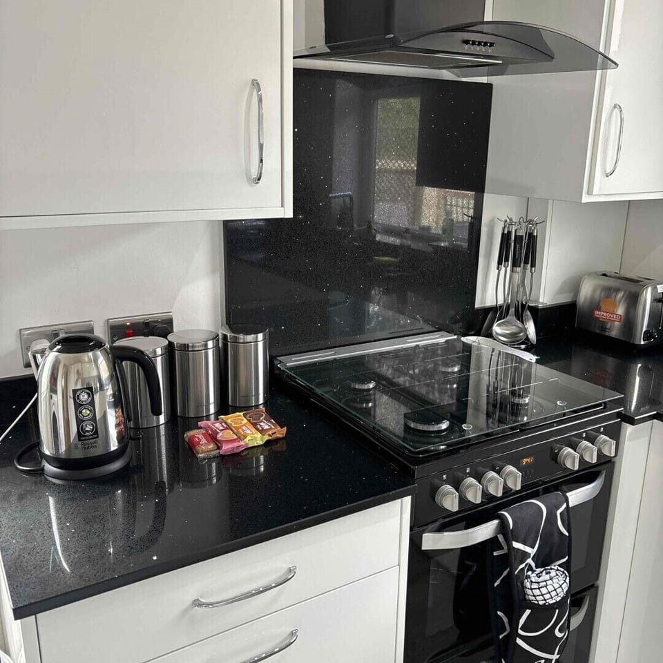Gas Hob with Fan Assisted Electric Oven and Grill