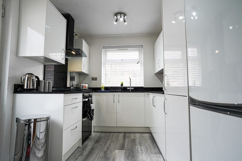 Bright Modern Kitchen 