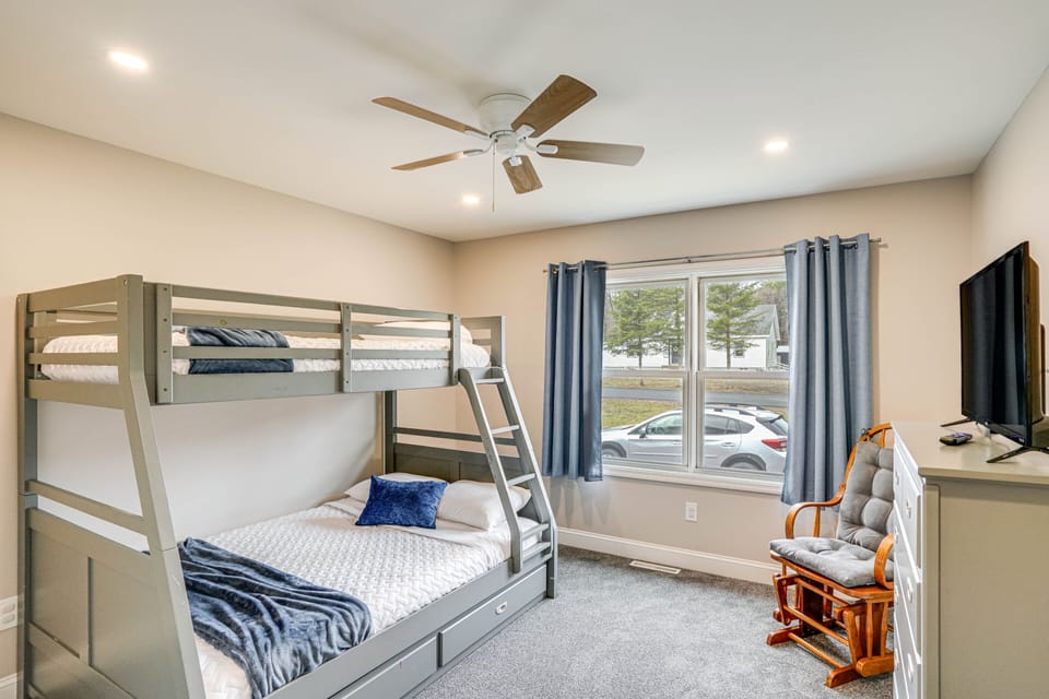 Bedroom 3 | 1st Floor | Twin/Full Bunk Bed w/ Twin Trundle | Smart TV