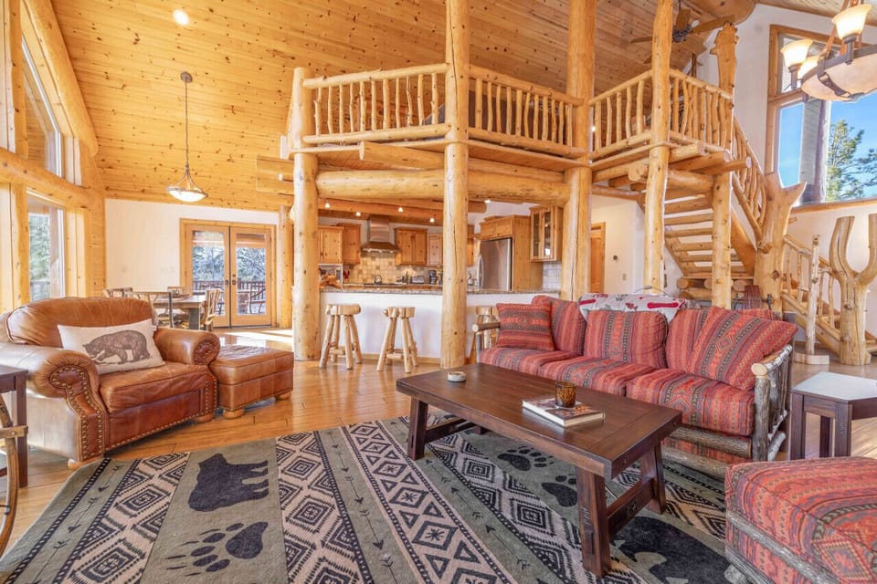 Open floor plan brings in all the vibes! Lounge, grab a drink and stay a while.