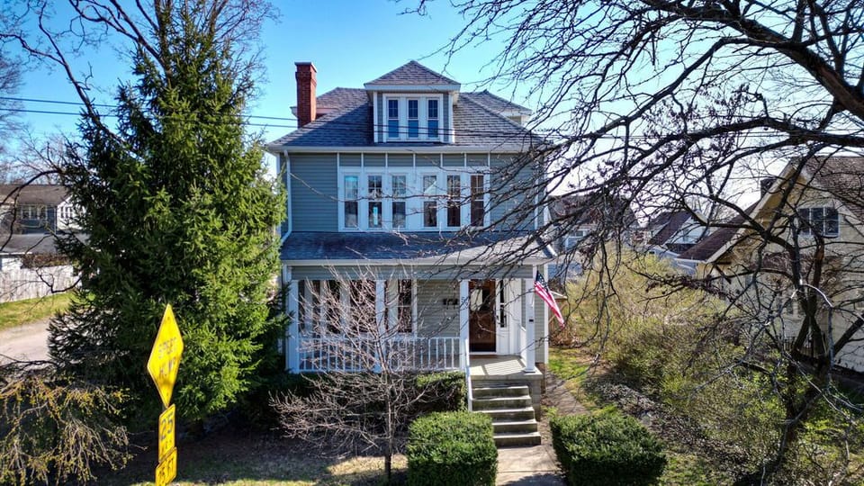 Crestview Casa has 3 floors and is on a corner lot with a fenced in backyard and only 0.1 miles away from 7 different restaurants.  Location MATTERS!   Guest Review:  This beautiful home is smack dab in the middle of everything Columbus has to offer.