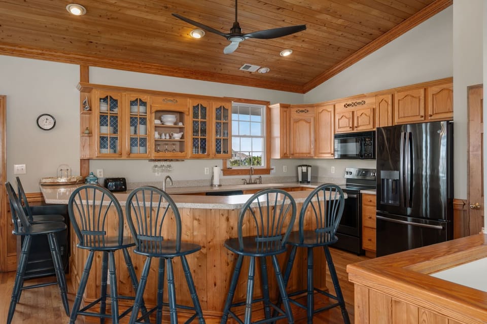 MS22: Sandpiper's Retreat | TL Kitchen Area - Island Seating for 6