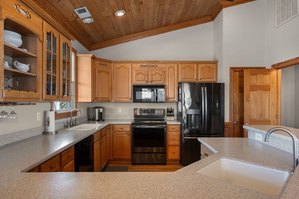 MS22: Sandpiper's Retreat | TL Kitchen Area - Island Seating for 6