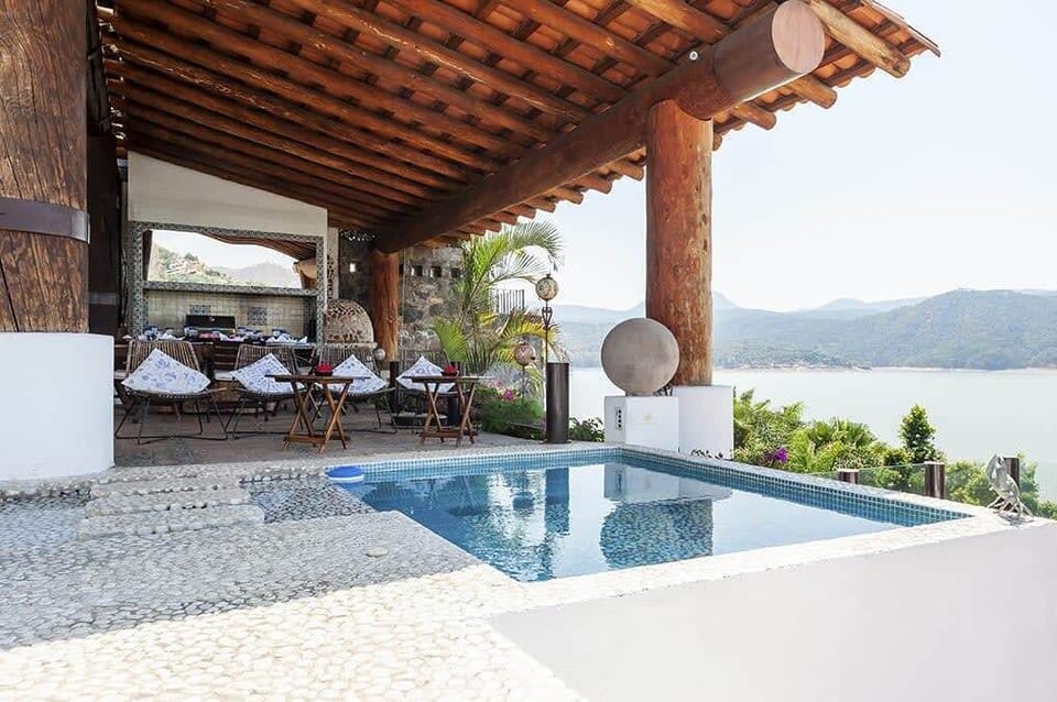Jacuzzi comedor exterior y asador