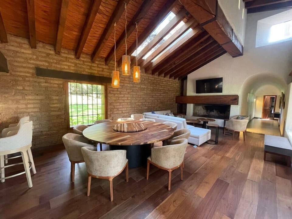 Sala comedor con chimenea