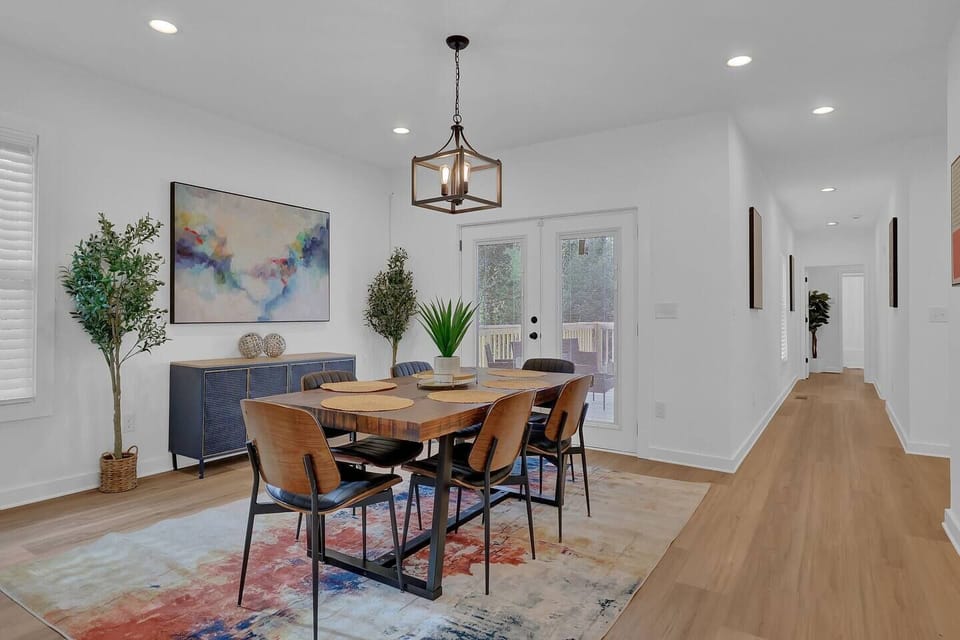 A perfect dining spot for six—great for long conversations and delicious meals! 