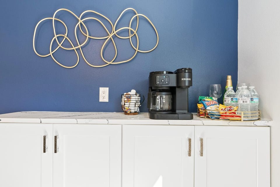 Coffee bar, complementary coffee, snacks, sparkling wine or grape juice