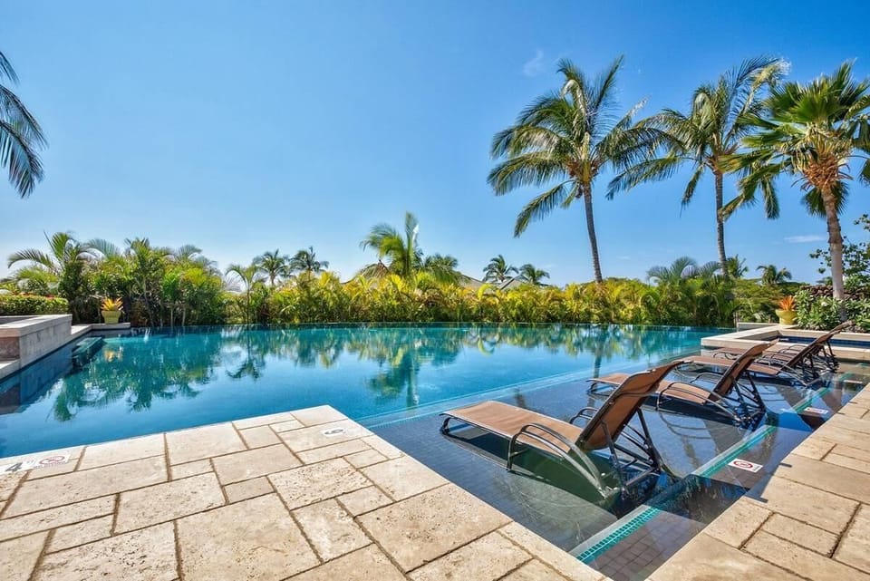 Wai'ula'ula community infinity edge pool (2 minute walk) - complimentary