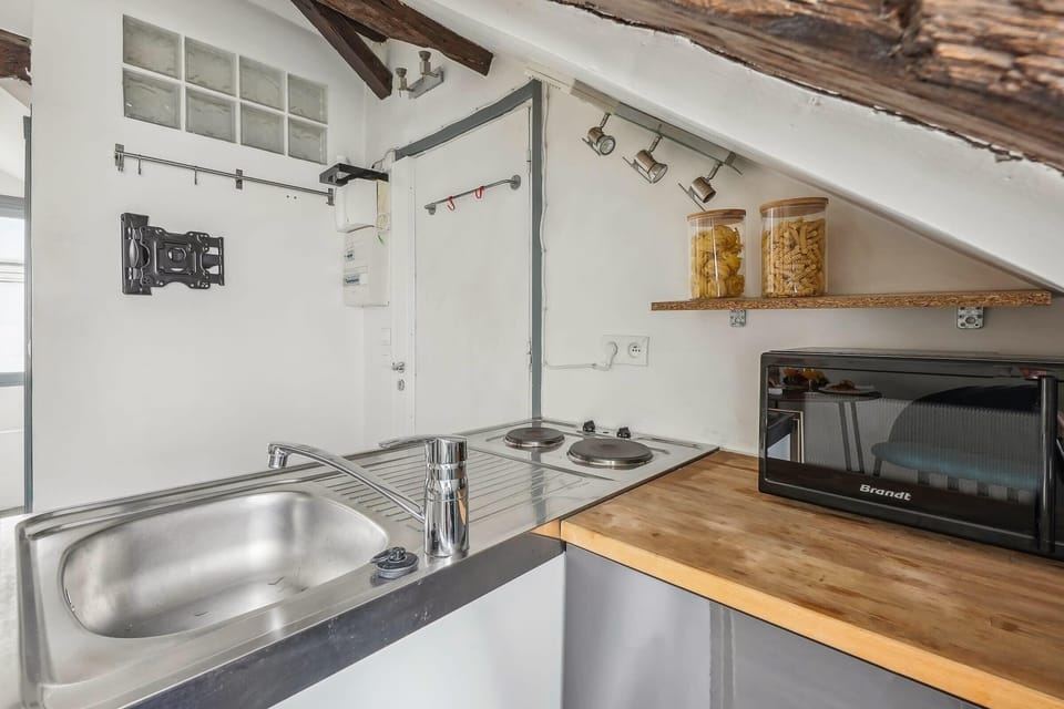The kitchen is fully equipped to prepare a simple meal