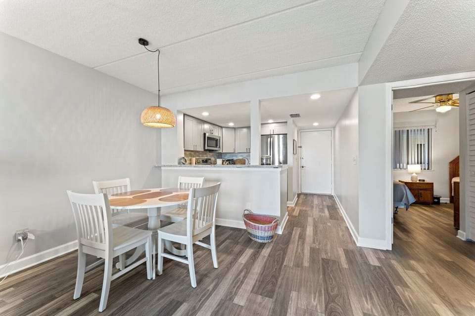 6203 Dining & Kitchen Area