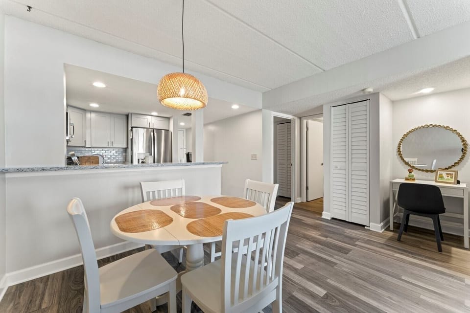 6203 Dining & Wet Bar Area
