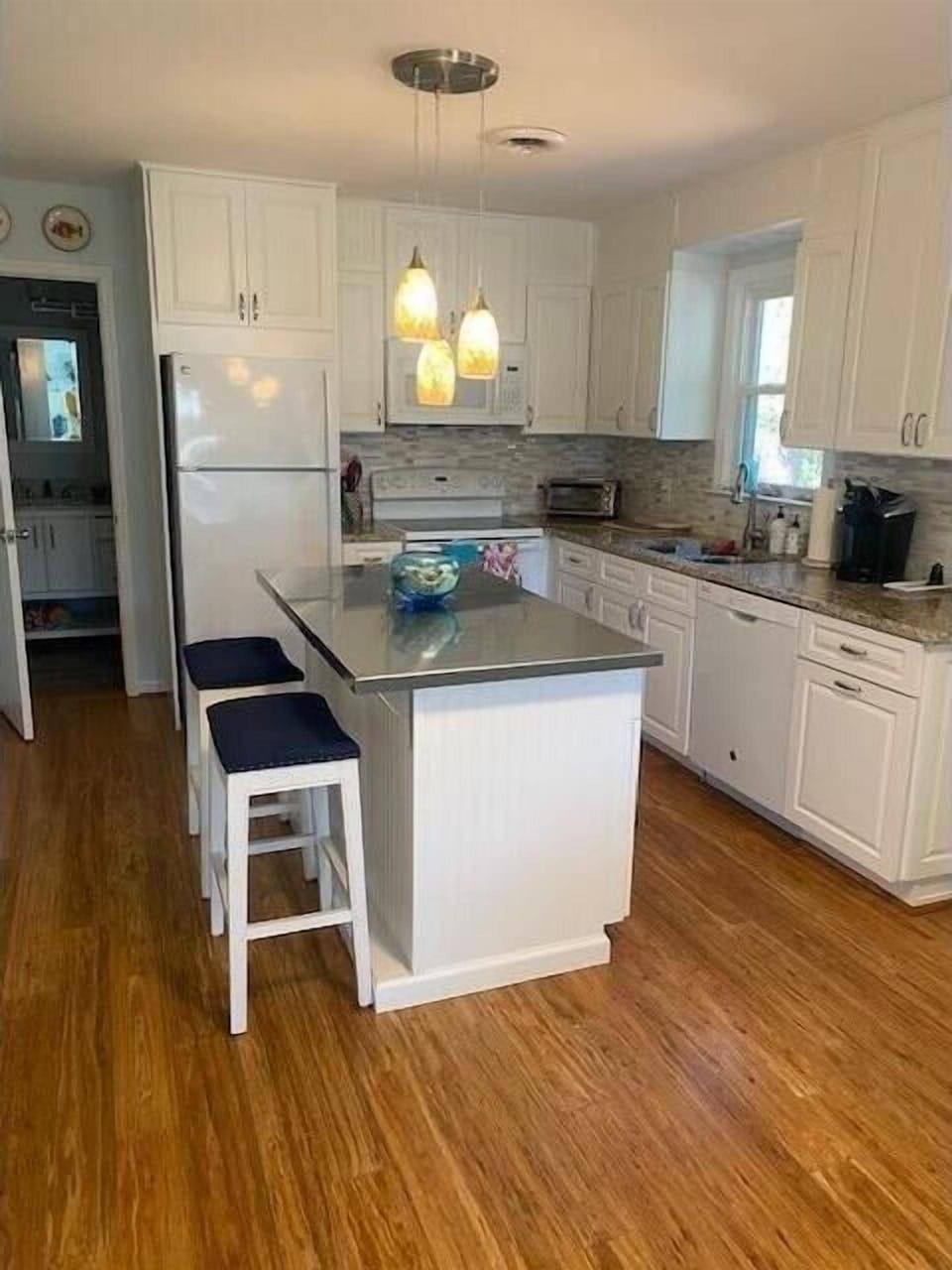 Kitchen with breakfast bar