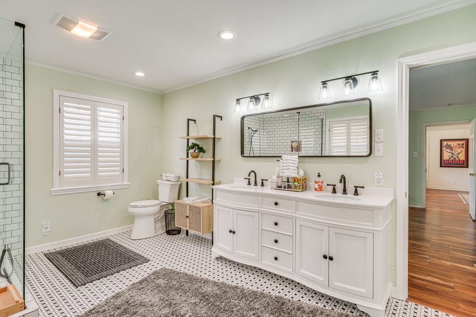 Full Bathroom | Towels Provided | 1st Floor