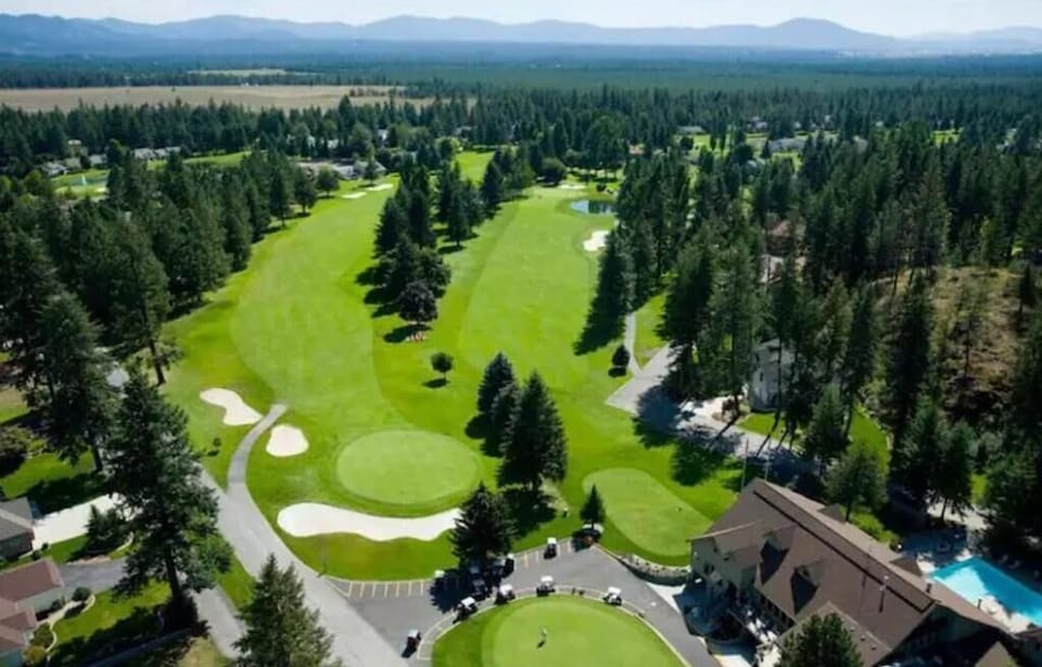 Twin Lakes Golf Course is about 15 minutes away, and others nearby!