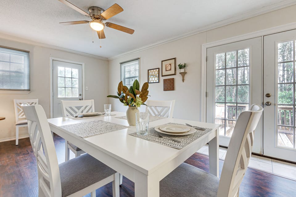 Dining Area | Dishware & Flatware Provided