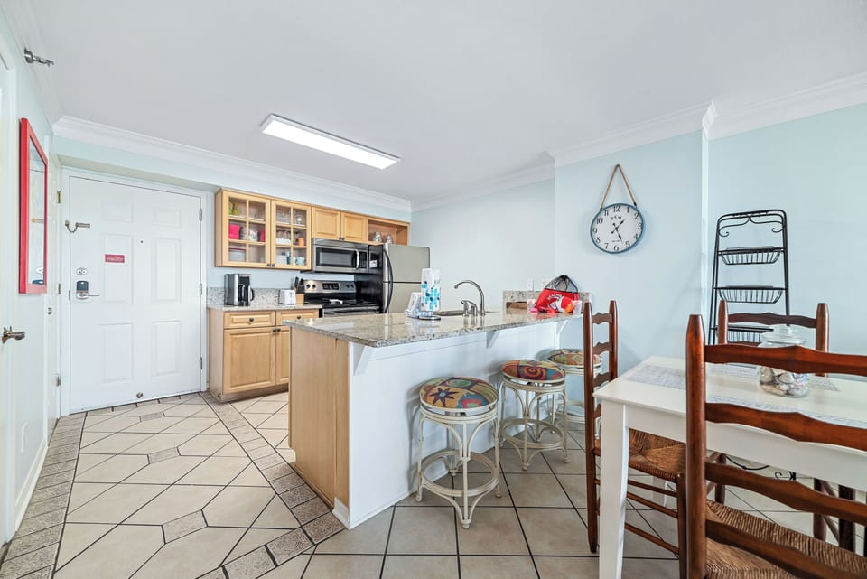 Breakfast bar and kitchen