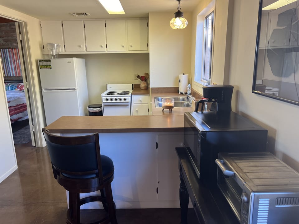 Full kitchen & island with seating.