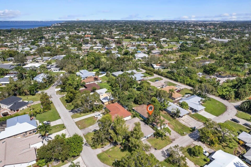 Great location just seconds from McGregor Blvd and the Caloosahatchee river, Cape Coral, and downtown Fort Myers
