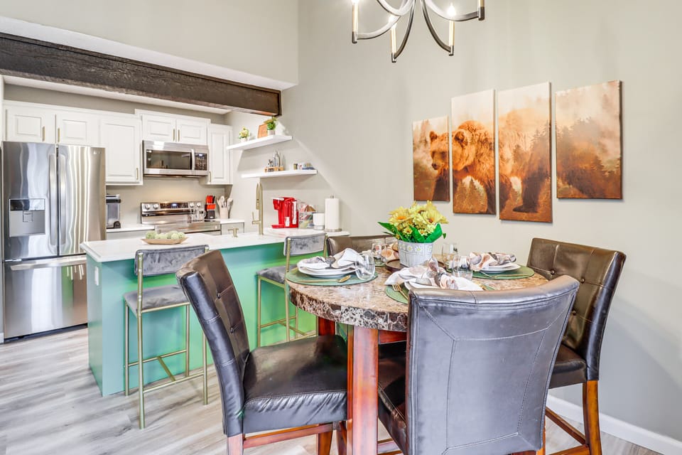 Dining Area | 2-Story Cabin | Free WiFi | 0.8 Mi to Jack Frost Ski Resort