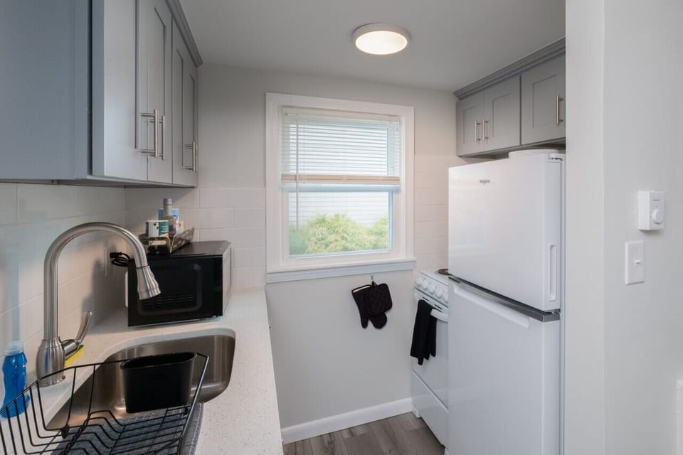 Small space, big convenience! Our modern kitchenette is fully equipped with a microwave, mini-fridge, and all the essential cookware for a quick and easy meal.