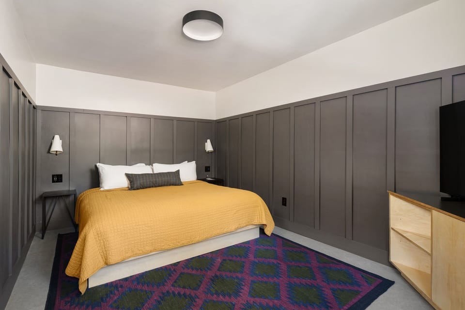 Unit with comfortable bed