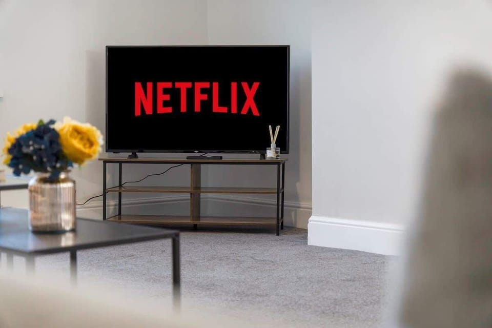 Cosy living room equipped with a SMART TV with Netflix and plenty of space to sit down and relax. 