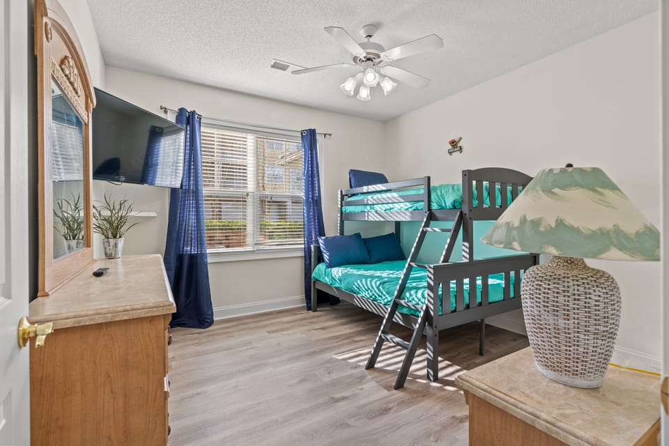 3rd Bedroom w/1 Full & 1 Twin